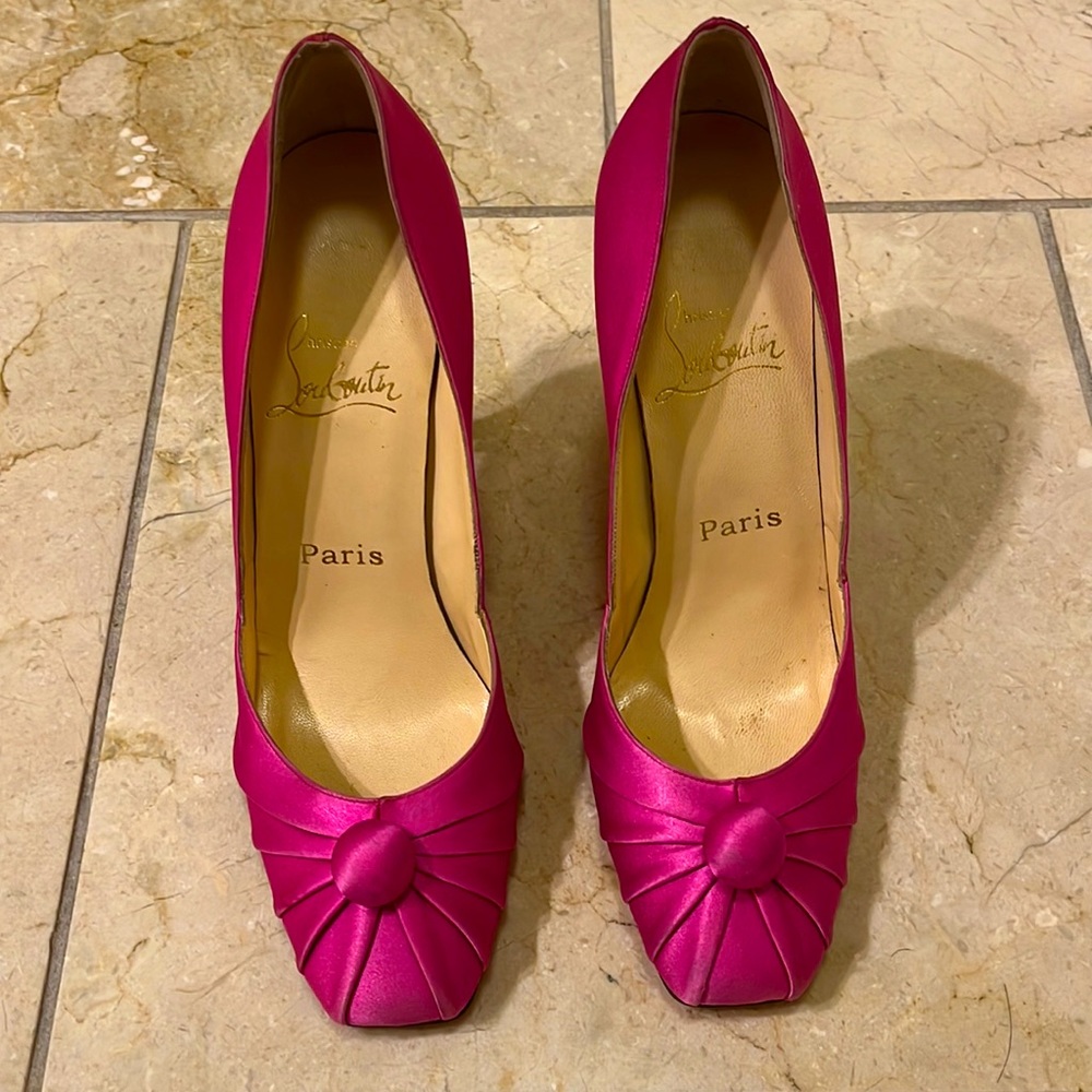 CHRISTIAN LOUBOUTINS 100mm Brand New/Never Worn! Hot pink satin Viva Lolo Pumps